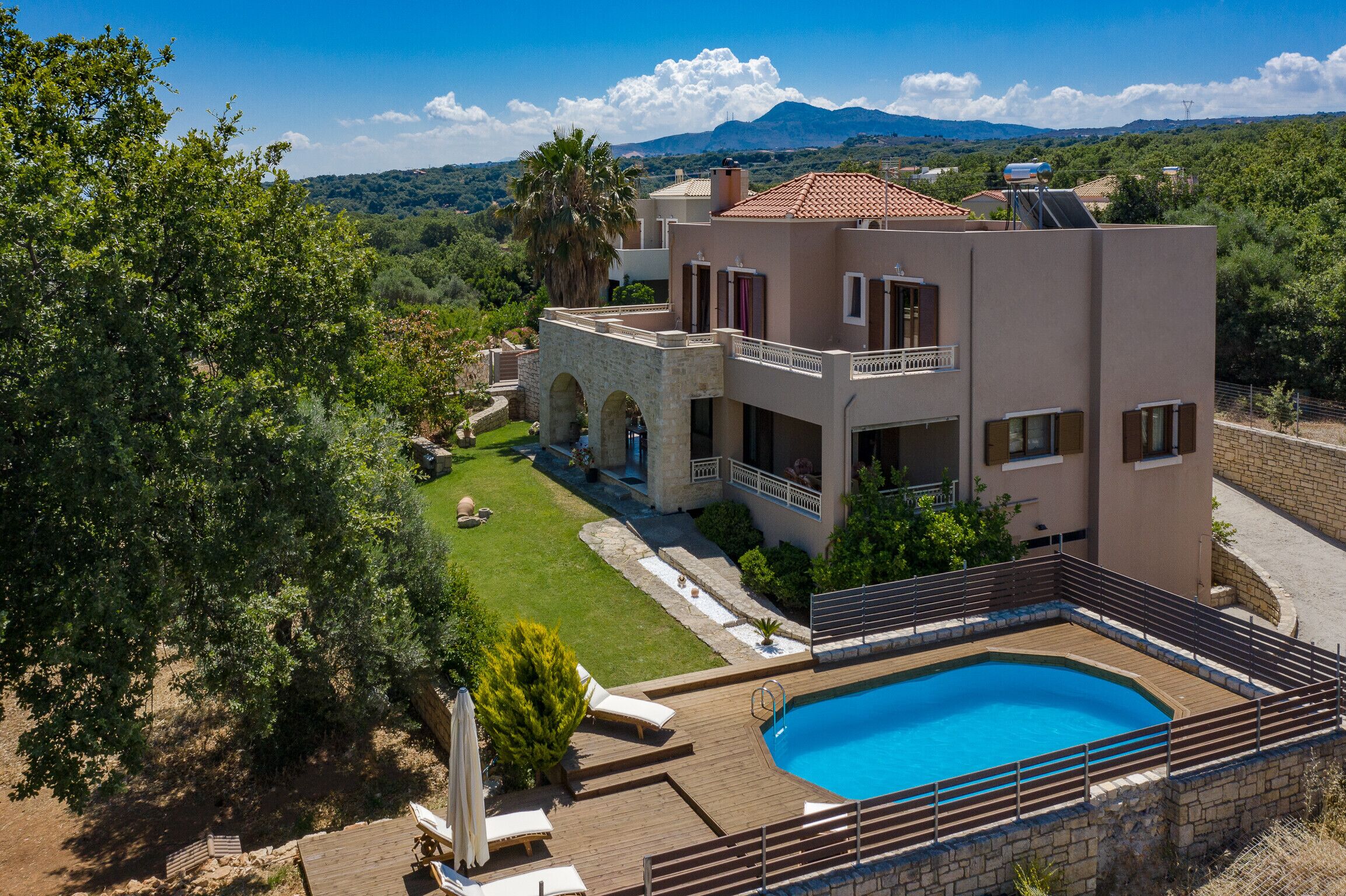 Außenpool, Sonnenschirme, Liegestühle