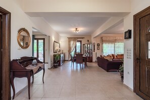 Villa, 4 chambres, fumeurs, piscine privée | Salle de séjour