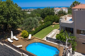 Piscine extérieure, parasols de plage, chaises longues