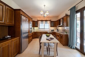 Villa, 4 habitaciones, para fumadores, alberca privada | Cocina privada | Cafetera de espresso, cafetera y tetera, tetera eléctrica y periquera 