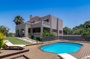 Outdoor pool, pool umbrellas, pool loungers - Iris Villa (Rethymno)