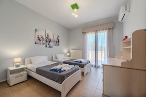 Vila, 4 quartos, para fumantes, piscina particular | 4 quartos, berços grátis, roupa de cama
