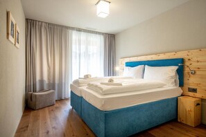Un dormitorio con una cama grande, cabecera de madera y una mesita de noche.