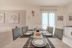 Villa, 4 Schlafzimmer, eigener Pool, Bergblick | Essbereich im Zimmer