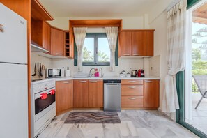 Villa, 4 chambres, piscine privée, vue montagne | Cuisine privée | Micro-ondes, machine à expresso, cafetière/bouilloire