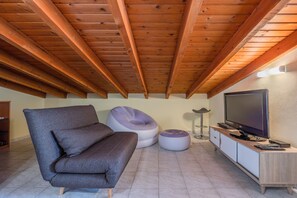 Villa - 4 sovrum - privat pool - utsikt mot bergen | Vardagsrum | 32-tums platt-tv med digitalkanaler