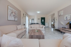 Villa, 4 chambres, piscine privée, vue montagne | Salle de séjour | Télévision à écran plat de 32 pouces avec chaînes numériques