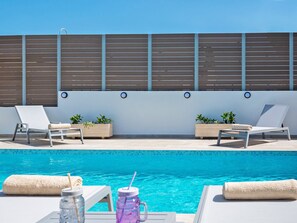 สระว่ายน้ำกลางแจ้ง, ร่มริมสระว่ายน้ำ, เก้าอี้อาบแดดริมสระ