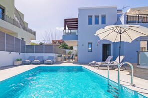 Outdoor pool, pool umbrellas, pool loungers - Bessie's dream Villa (Rethymno)