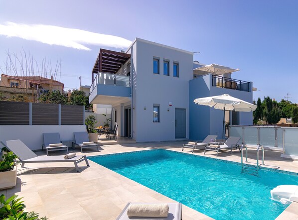 Piscine extérieure, parasols de plage, chaises longues