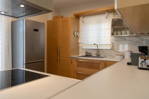 Villa - 4 sovrum - rökare - privat pool | Eget kök | Espressobryggare, kaffe- och tebryggare, vattenkokare och barnstol