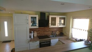 Fridge, oven, stovetop, coffee/tea maker
