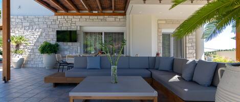 Villa, plusieurs chambres, fumeurs, piscine privée | Balcon