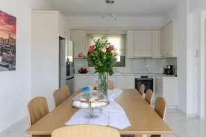 ヴィラ 4 ベッドルーム 喫煙可 プライベートプール | 客室内のダイニングエリア