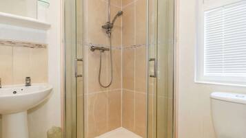 Combined shower/tub, deep soaking tub, towels