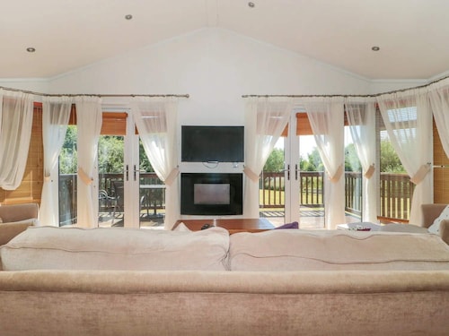 Tranquil Orchard Lodge - Weston-super-mare