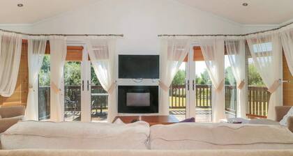 Tranquil Orchard Lodge - Weston-super-mare