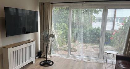 Cozy Cromwell Cottage in Croydon