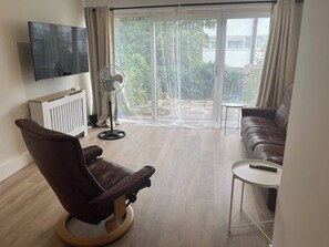 Living area - Cozy Cromwell Cottage in Croydon (Croydon)