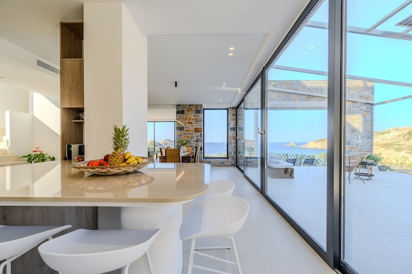 Villa, 3 chambres, terrasse, vue mer | Cuisine privée | Micro-ondes, machine à expresso, cafetière/bouilloire