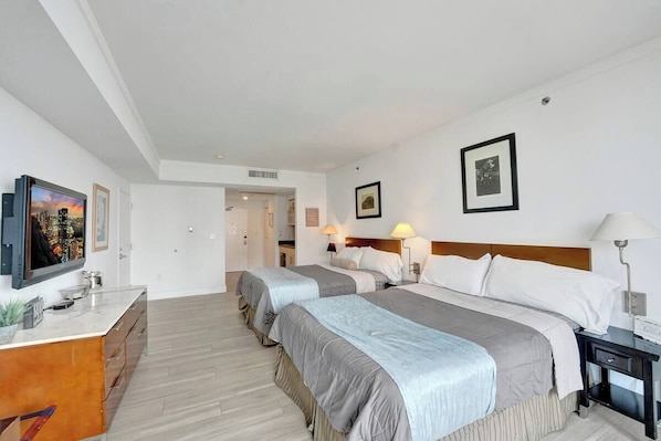 Classic Condo, 2 Queen Beds | Iron/ironing board, free WiFi