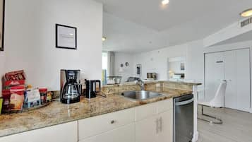 Habitación doble clásica, varias camas (Arya-1001) | Cocina privada