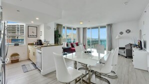 Eine moderne Wohnung mit Essbereich, Küche und Wohnraum.