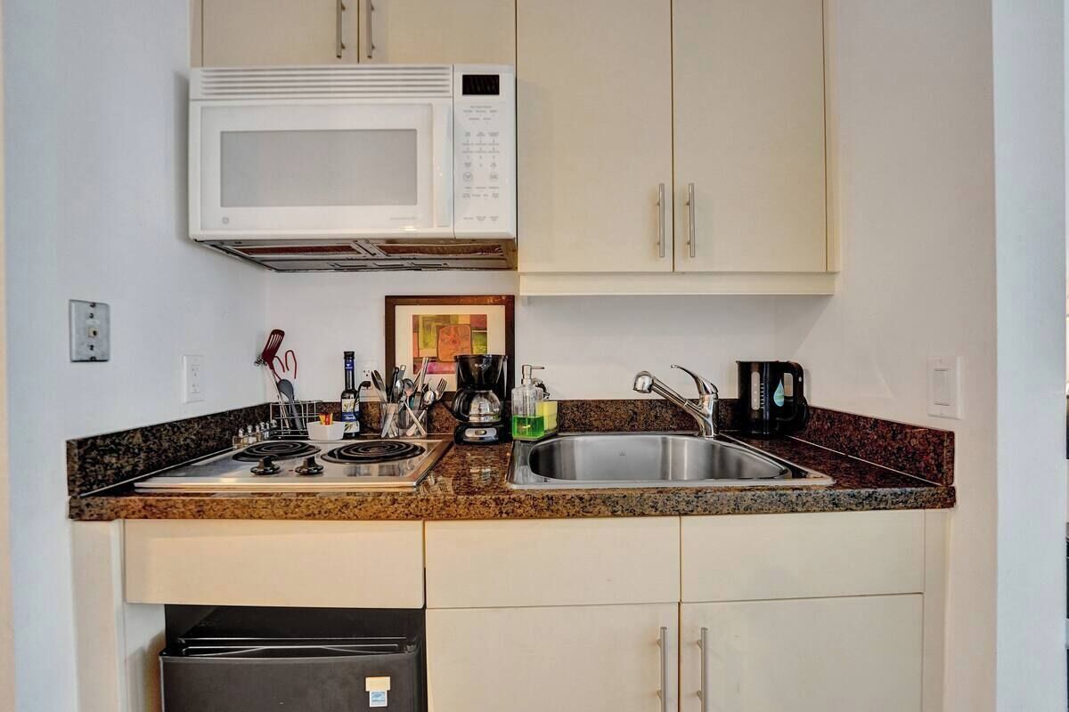 Classic Condo, 2 Queen Beds | Private kitchen