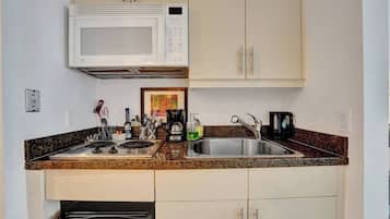 Classic Condo, 2 Queen Beds | Private kitchen