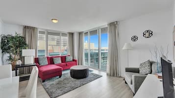 Habitación doble clásica, varias camas (Arya-1001) | Área de sala de estar