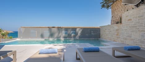 Außenpool, Sonnenschirme, Liegestühle
