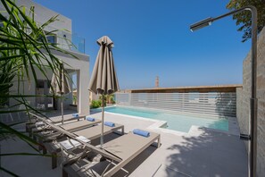 Piscine extérieure, parasols de plage, chaises longues