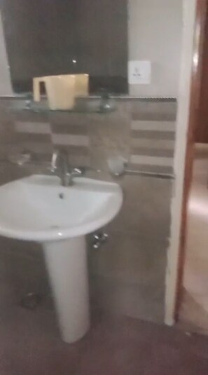 Een douche, een haardroger, een bidet, handdoeken
