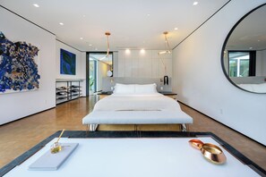 6 slaapkamers, een strijkplank/strijkijzer, wifi, beddengoed