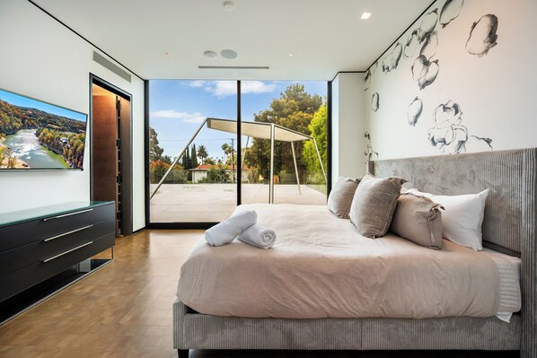 6 slaapkamers, een strijkplank/strijkijzer, wifi, beddengoed