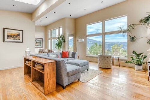 Mt. Adams View, Trails, River View, Pets OK, Walkable to Downtown