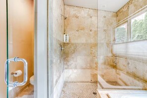 Hair dryer, towels, soap, toilet paper - Mt. Adams View, Trails, River View, Pets OK, Walkable to Downtown (Hood River)
