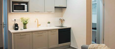 Mikroaaltouuni, uuni, liesi, astianpesukone