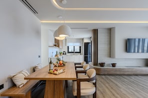 Villa, 5 Schlafzimmer, eigener Pool, Bergblick | Essbereich im Zimmer