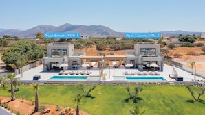 Two luxury villas with swimming pools, modern architecture, and a view of the mountains. - Nysa Luxury villa 1 (Hersonissos)