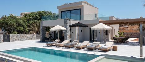 Piscine extérieure, parasols de plage, chaises longues