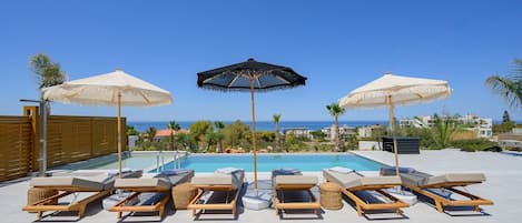 Udendørs pool, parasoller, liggestole