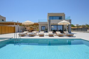Piscine extérieure, parasols de plage, chaises longues