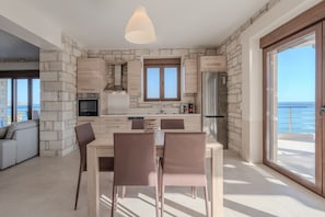 Villa, 3 chambres, 2 salles de bains, vue mer | Restauration dans la chambre