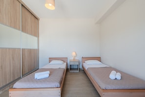 3 quartos, berços grátis, roupa de cama