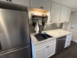Geladeira, micro-ondas, cooktop, lava-louças