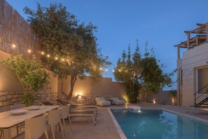 Outdoor pool, pool umbrellas, sun loungers - Foothills Tangerine Villa (Rethymno)