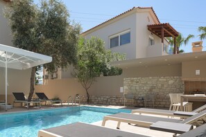 Outdoor pool, pool umbrellas, sun loungers - Foothills Tangerine Villa (Rethymno)