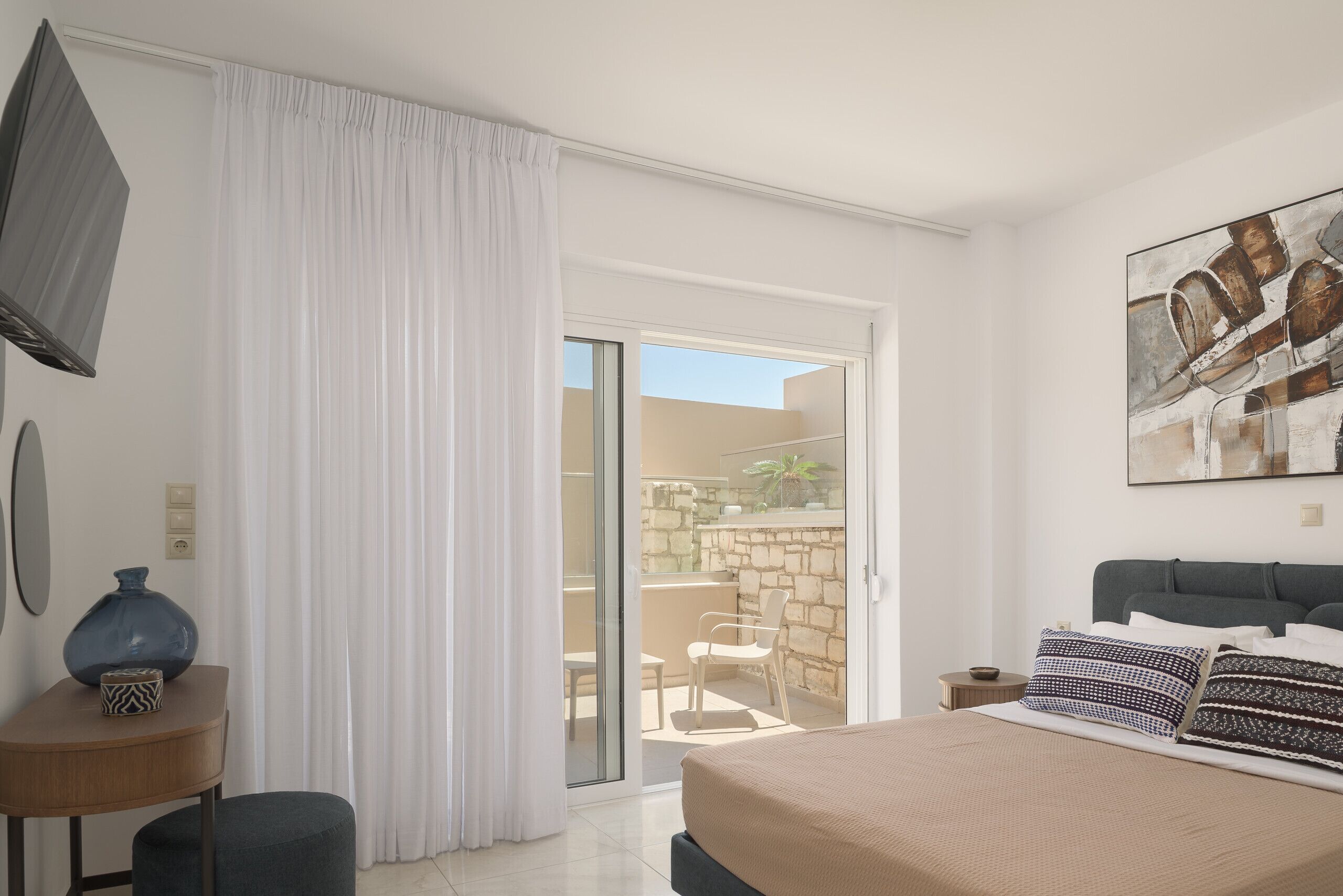 6 bedrooms, in-room safe, desk