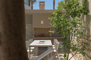 Outdoor dining - Foothills Tangerine Villa (Rethymno)